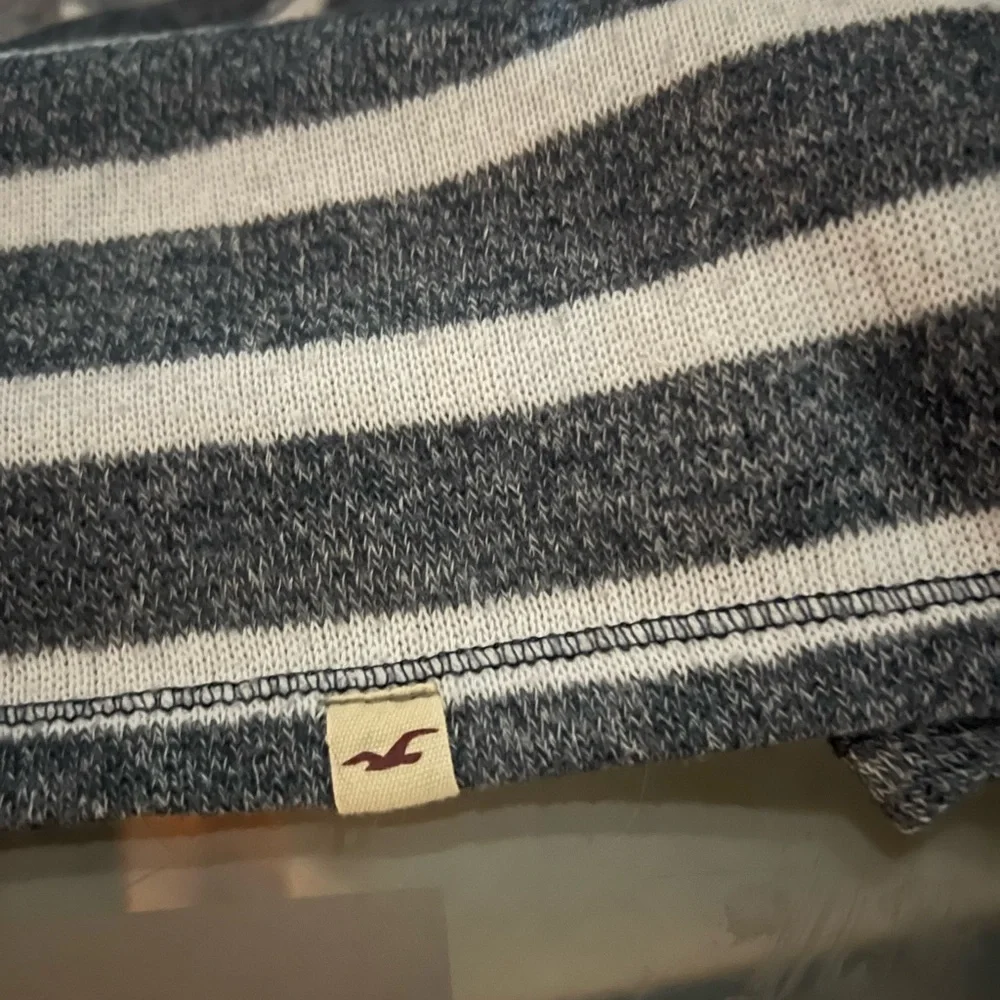 Hollister gray and white striped off the shoulder crop top - Picture 3 of 4